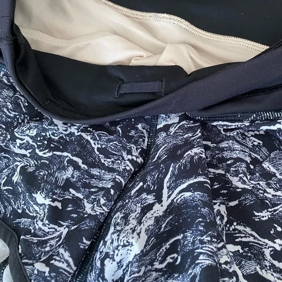 ❤️ lululemon athletica Run Times Short - 4-Way Stretch - Size 4 - Picture 5 of 9